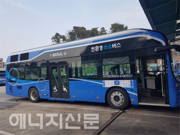 ▲ 서울시와 환경부, SK E&S 등이 손잡고 수소모빌리티 선도도시 서울을 목표로 2025년 수소버스 700대를 도입한다고 밝혔다. 사진은 서울시내를 운행하고 있는 405번 수소버스.