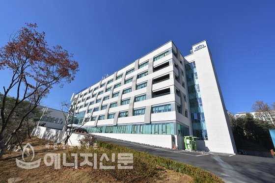 리모델링 건물 중 첫 녹색건축 최우수 인증을 받은 한국환경산업기술원 신청사.