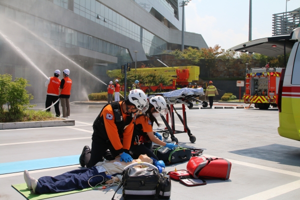 ▲ 부상자 응급구조 긴급상황을 가정한 훈련이 진행되고 있다.