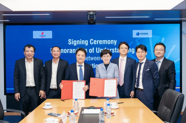 ▲ 최연혜 한국가스공사 사장을 비롯한 가스공사 관계자와 베트남 관계자들이 23일 PV Power(베트남 국영 발전회사)와 MOU 체결후 기념촬영하고 있다.(왼쪽에서 세번째 Mr. Hoang Van Quang (황 반 꽝), PV Power 회장)