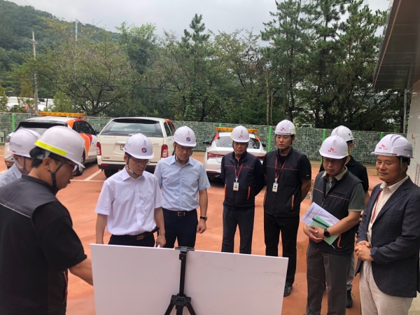▲ 이수부 한국가스안전공사 부사장이 30일 부산시 소재 가스시설 현장을 점검하고 있다.
