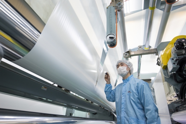▲ SK아이이테크놀로지 직원이 리튬이온배터리분리막(LiBS) 생산 공정을 살펴보고 있다.