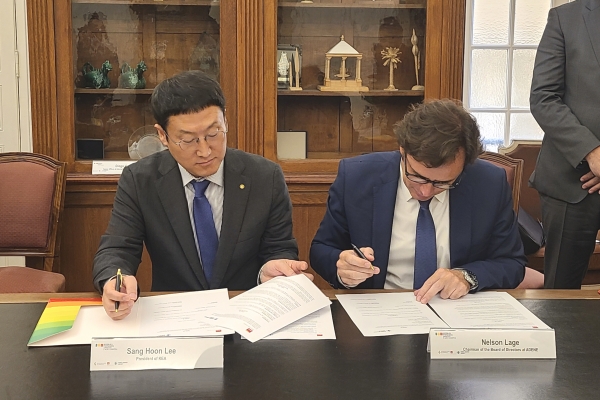▲ 이상훈 한국에너지공단 이사장(왼쪽)과 넬슨 라즈(Nelson Lage) 포르투갈 에너지청 의장이 협약서에 서명을 하고 있다.