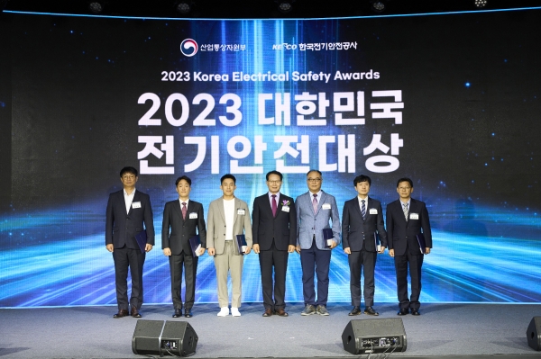 ▲ 2023 대한민국 전기안전대상에서 사장상을 받은 수상자들과 박지현 사장(가운데).