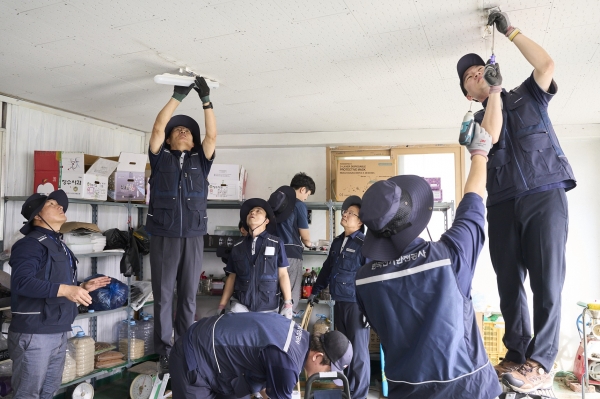 ▲ 주거시설 개선 봉사활동을 펼치고 있는 박지현 사장(왼쪽 두번째)과 공사 직원들.
