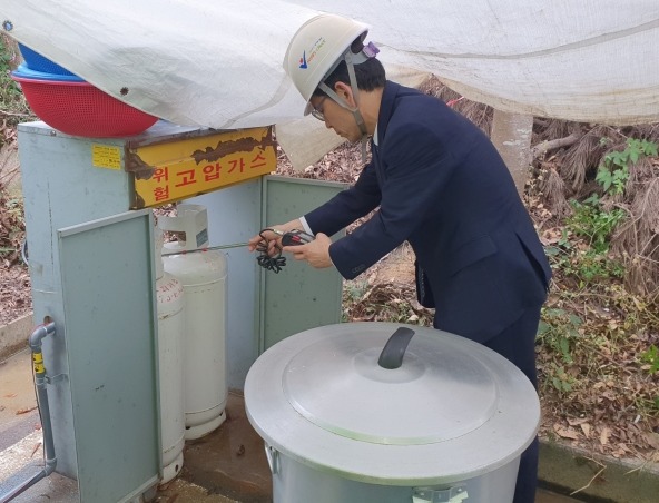 ▲ 이수부 한국가스안전공사 사장직무대행이 3일 가스시설을 안전점검 하고 있다.