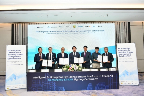 ▲ ESCO협회와 태국 대형마트 체인점 등 사업 관련 인사들이 에너지효율개선 프로젝트를 계약하고 기념촬영을 하고 있다.