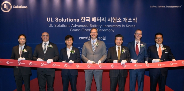 ▲ 제프 슈미트(Jeff Smidt) UL Solutions 산업 부문 사장(왼쪽 4번째), 정륜 UL Solutions 한국 대표(오른쪽 첫번째)를 비롯한 참석자들이 UL Solutions 한국 첨단 배터리 시험소 개소식에서 리본 커팅을 하고 있다.