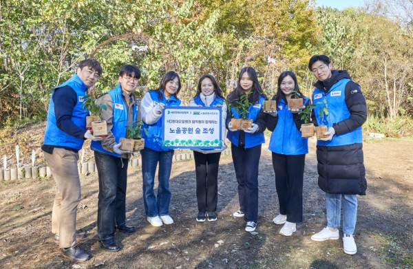 ▲ 100일의 식집사’ 캠페인에 참여한 HD현대오일뱅크 임직원들이 서울 마포구 노을공원에서 묘목 심기 활동을 하고 있다.