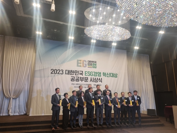 ▲ 박용기 KOMIR ESG경영처장(아랫줄 왼쪽 두 번째)이 ‘2030 대한민국 ESG경영 혁신대상’에서 최우수상을 수상하고, 수상자들과 기념촬영을 하고 있다.
