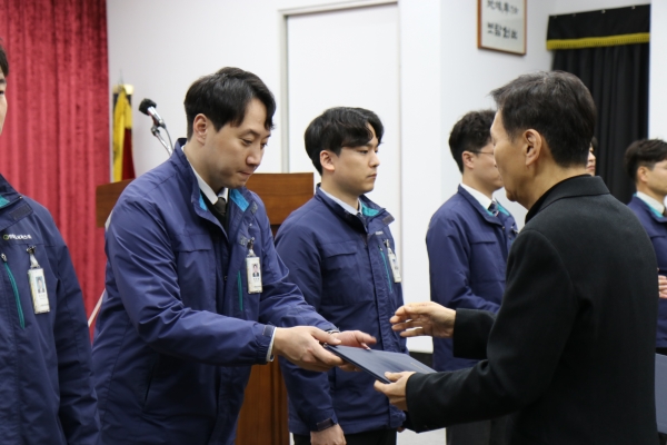 ▲ 정진혁 인천도시가스 사장(우측)이 시무식에서 직원들에게 모범사원상 및 임명장을 수여하고 있다.