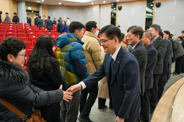 ▲ 김남균 전기연구원 원장이 직원들과 새해 인사를 나누고 있다.