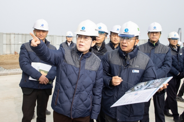 ▲ 최연혜 한국가스공사 사장이 5일 평택 LNG생산기지를 점검하고 있다.