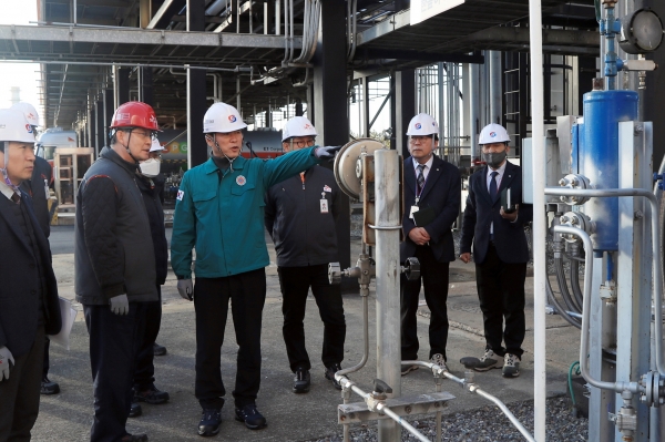 ▲ 박경국 한국가스안전공사 사장이 15일 SK가스 평택기지를 방문해 LPG 충전시설을 점검하고 있다.