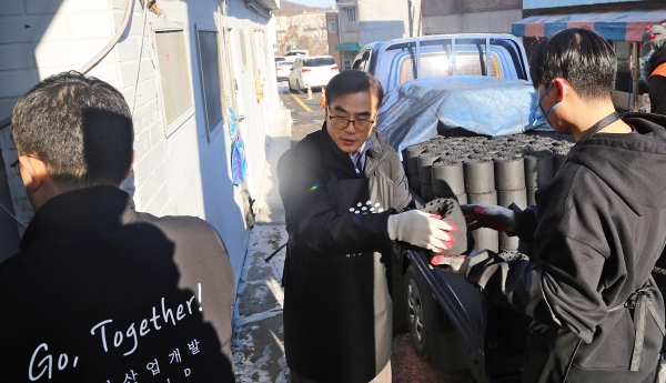 ▲ 한전산업개발 임직원들이 19일 동두천에서 연탄을 배달 직접 배달하고 있다.