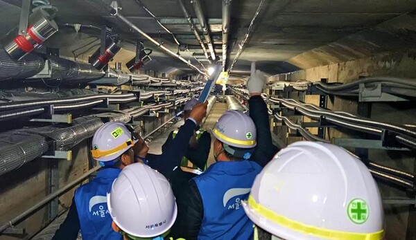 ▲ 서울시 관계자들이 지하 공동구 안전관리 시설을 특별점검하고 있다.