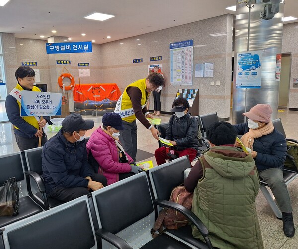 ▲ 한국가스안전공사 전남동부지사가  여수시청, 대화도시가스 관계자 40여명과 합동으로 가스안전 캠페인을 열었다.