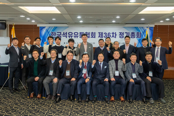▲ 김정훈 석유유통협회 회장(우 4번째) 및 참석 회원사들이 기념 촬영을 하며 회이팅을 외치고 있다.
