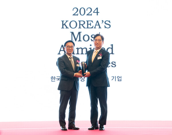 ▲ 서정규 S-OIL 국내영업본부장(우)이 27일 열린 ‘2024 한국에서 가장 존경받는 기업’ 시상식에서 한수희 한국능률협회컨설팅 대표(좌)와 기념 촬영을 하고 있다.