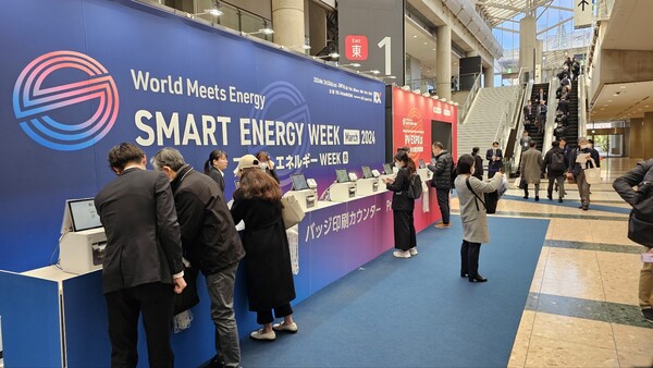 ▲ 스마트에너지위크 2024가 28일 도쿄 빅사이트에서 개막했다. 사진은 등록대 전경.