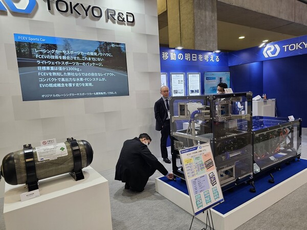 ▲ 수소연료전지 엑스포에 참가한 일본 기업들은 다양한 형태의 소형 저장용기를 선보였다.