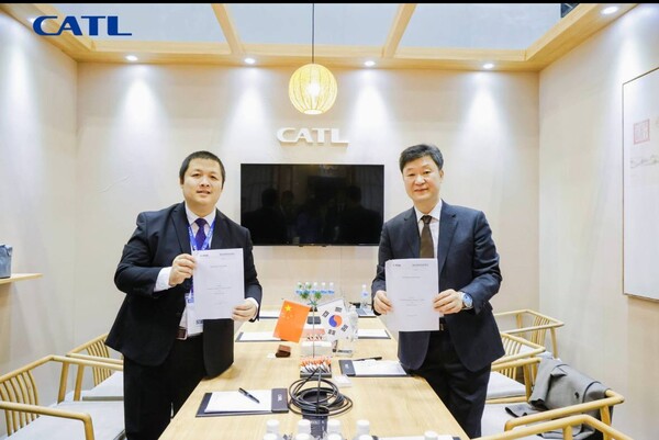 ▲CATL ESS EM Luke Lu 사장(왼쪽)과 탑선 정규철 최고 운영 책임자(COO, Chief Operating Officer)가 MOU 체결 기념 촬영을 하고 있다.