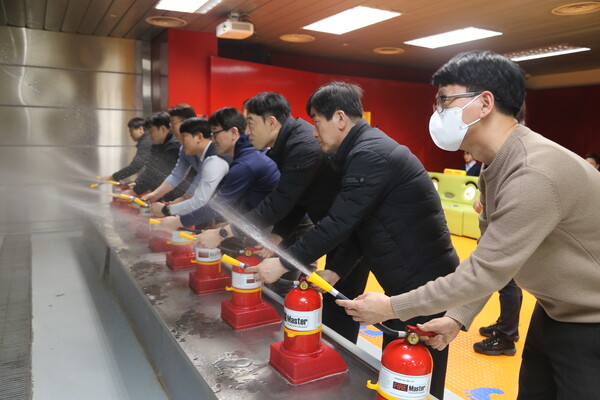 ▲한전산업개발 본사 직원들이 화재진압 훈련을 진행하고 있다. 