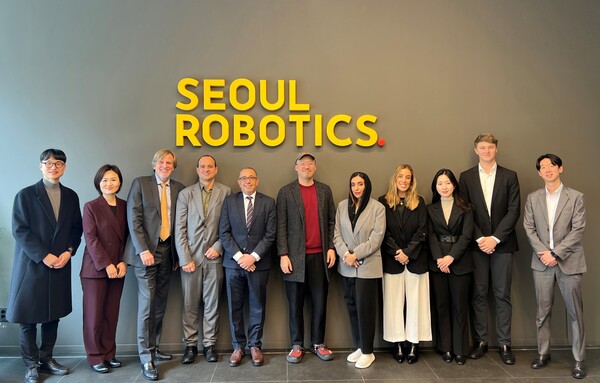 ▲ 서울로보틱스는 아부다비 첨단기술연구위원회와 산업용 자율주행 분야 공동 R&D을 위한 협력 방안 모색한 후 참석자들과 기념 촬영을 했다.