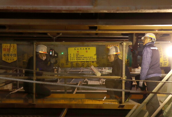 ▲ 대성에너지 직원들이 만촌역 지하차도 도시가스 노출배관 이상유무를 확인하고 있다.