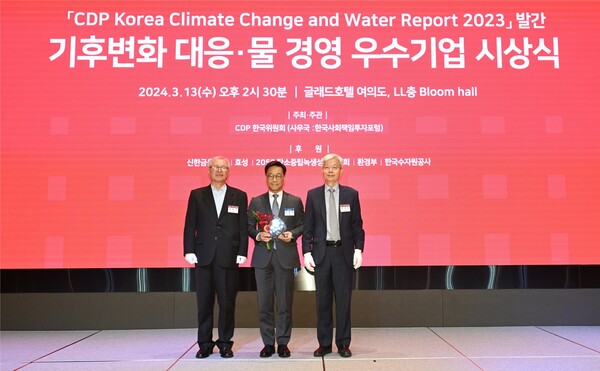 ▲ 우병재 SK가스 부사장(가운데)이 13일 서울 여의도 글래드호텔에서 열린 ‘2023 CDP 코리아 어워즈’(Korea Awards)에서 ‘탄소경영 섹터 아너스’를 수상한 후 CDP 한국위원회 관계자들과 기념 촬영을 하고 있다.