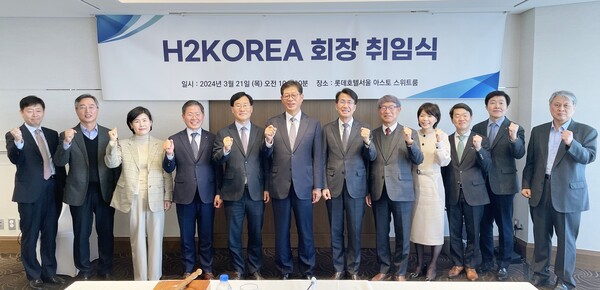 ▲김재홍 H2KOREA  신임회장(가운데)과 이사진이 취임식 후 기념촬영을 하고 있다.