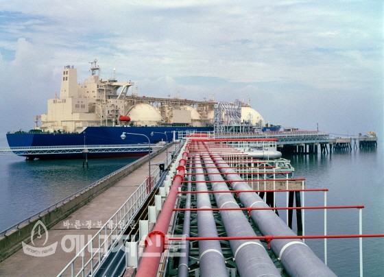 ▲ 한국가스공사가 최근 LNG직수입사의 유형별 체리피킹 사례를 지적했다. (사진은 LNG를 하적하고 잇는 인천LNG기지)