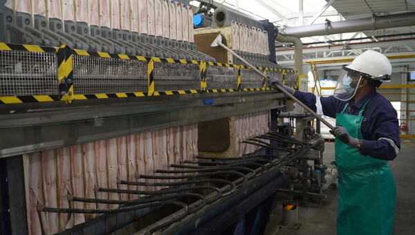 ▲ SK에코플랜트 자회사 SK 테스 공장에서 작업자들이 폐배터리로부터 흑연을 긁어내고 있다.