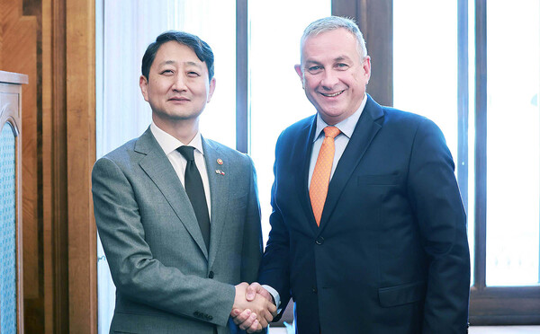 ▲안덕근 산업부 장관과 요제프 시켈라(Jozef Síkela) 체코 산업통상부 장관이 악수를 나누고 있다.