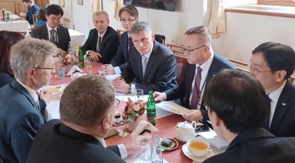 ▲ 지난 1월 황주호 한수원 사장이 밀로쉬 비스트르칠 체코 상원의장 등과 면담하고 있다.