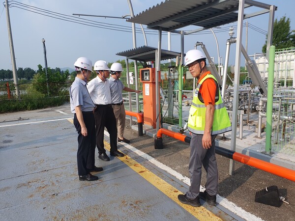 ▲ 임찬기 가스안전공사 감사가 아산온천 LPG 충전소를 방문해 안전관리 실태를 점검 중이다.