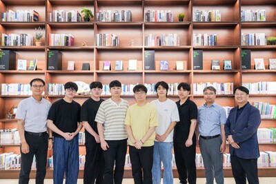 ▲ 사진 좌부터 김진영 교수, 윤창현 연구원, 송지원 연구원, 신윤섭 박사(제1저자), 이재휘 연구원(제1저자), 이동민 연구원, 김민성 연구원, 이근식 교수, 김동석 교수 등 연구진의 모습.