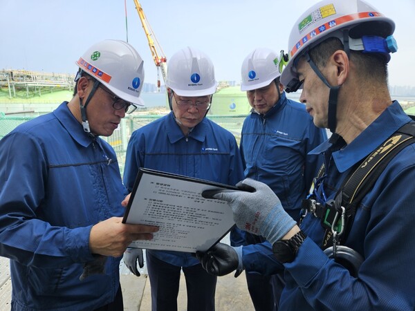 ▲ 진수남 가스기술공사 사장 직무대행이 23일 인천기지지사 LNG 저장탱크 작업 현장을 둘러보며 관계자의 설명을 듣고 있다.