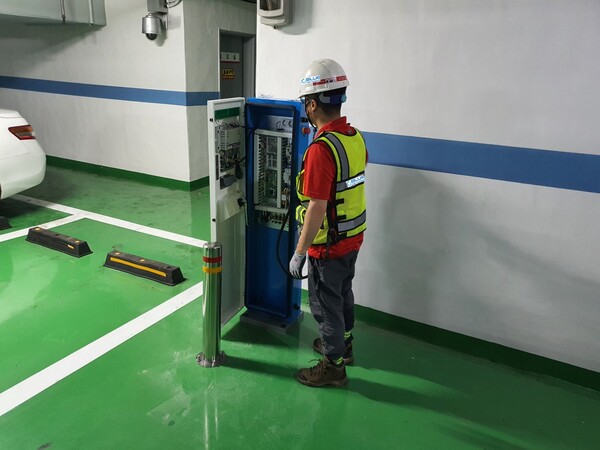 ▲ 아파트 주차장 내 설치된 전기차 충전기를 점검하고 있다.