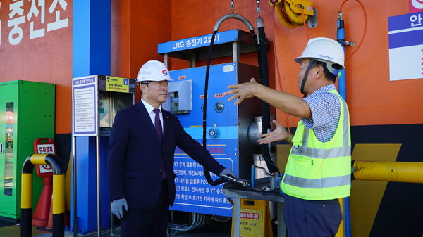 ▲ 박경국  한국가스안전공사 사장(왼쪽)이 부산항 항만 LNG충전소 관계자에게 설명을 듣고 있다.
