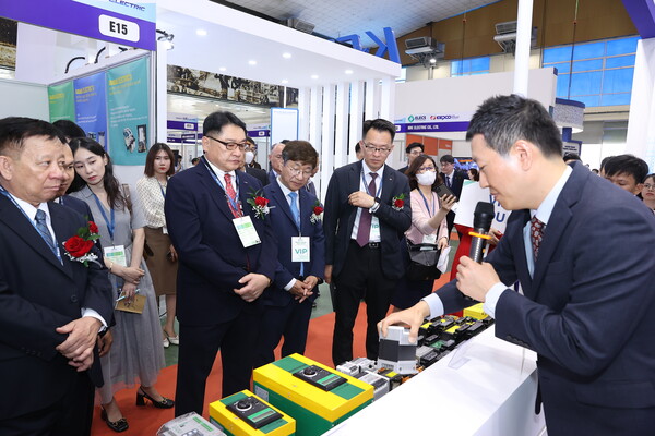 ▲지난 전시회에서 구자균 전기산업진흥회 회장 등 주요 관계자들이 부스를 관람하고 있다.