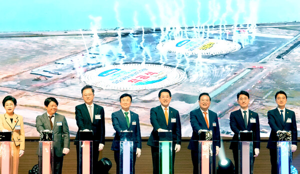 ▲ 김영록 전라남도지사가 4일 여수 소노캄호텔에서 열린 ‘지역활성화 투자 펀드 선정·기회특구 1호 투자 여수 묘도 LNG 허브터미널 착공식’에서 주요 내외빈들과 착공식 세리머니를 하고 있다. (사진제공:전라남도)