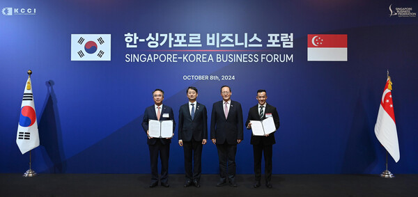 ▲대한전선이 한-싱가포르 포럼에서 MOU를 체결했다. 사진은 송종민 대한전선 부회장(왼쪽부터), 안덕근 산업부 장관, 탄 시 렝 싱가포르 통상산업부 제2장관 겸 인력부 장관, 대런 앙 MEO社 CEO가 기념촬영을 하는 모습.