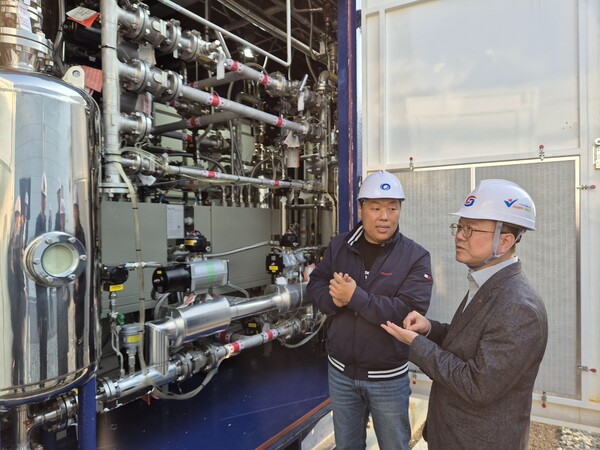 ▲ 임찬기 가스안전공사 상임감사가 12일 원익머트리얼즈를 방문해 사업 현장을 둘러보고 있다.