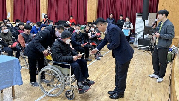 ▲ 김상준 한국가스안전공사 경남서부지사장이 설맞이 행사에 참여한 대표 장애인에게 후원금을 전달하고 있다.