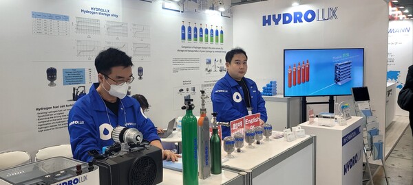 ▲ 하이드로럭스가 더 많은 수소를 저장하기 위한 수소 저장 합금 기술을 관람객들에게 선보이고 있다.