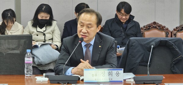 ▲ 정희용 한국도시가스협회 전무가 도법 개정안과 원료비연동제 및 미수금과 관련한 의견을 말하고 있다.