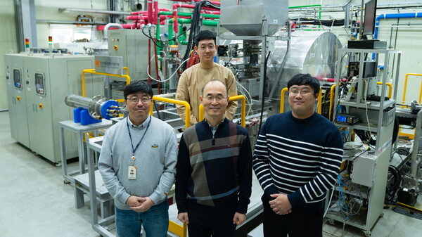 ▲관련 기술을 개발한 핵융합연구원 연구팀이 기념촬영을 하고 있다.