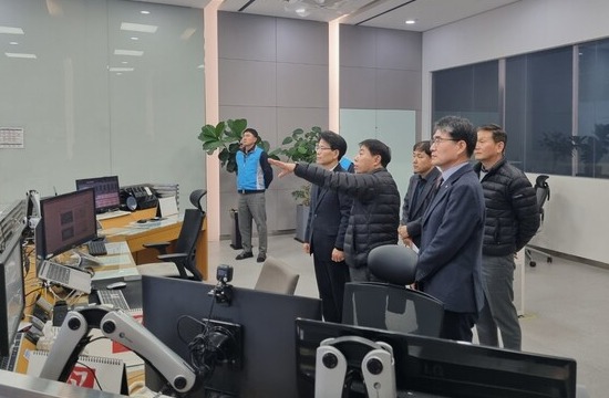 ▲ 이수부 가스안전공사 부사장이 7일 경기도 오산소재 삼천리 종합상황실을 방문해 해빙기 대비 안전관리 실태를 점검하고 있다.