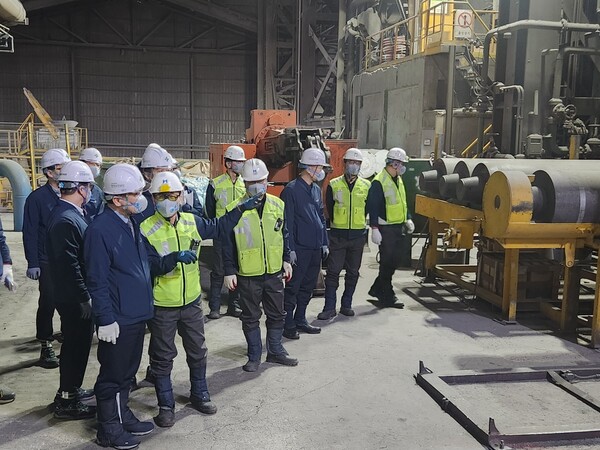 ▲ 김현중 안전보건공단 이사장(왼쪽)이 현장을 둘러보고 있다.